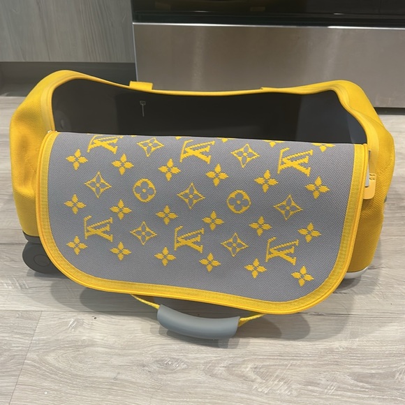 Louis Vuitton Duffle Bag Horizon Soft
Jacquard 55 Yellow - Picture 8 of 17